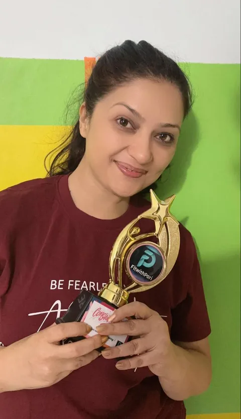 A FitwithPari winner with her leaderboard trophy