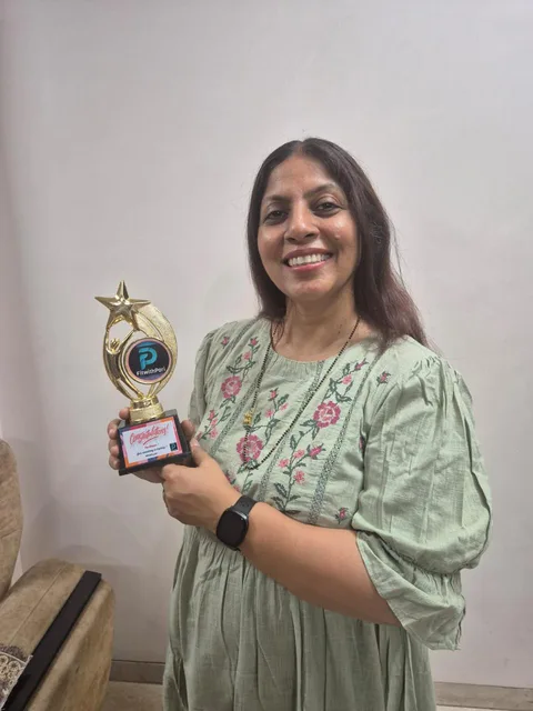 A FitwithPari winner holding her leaderboard trophy